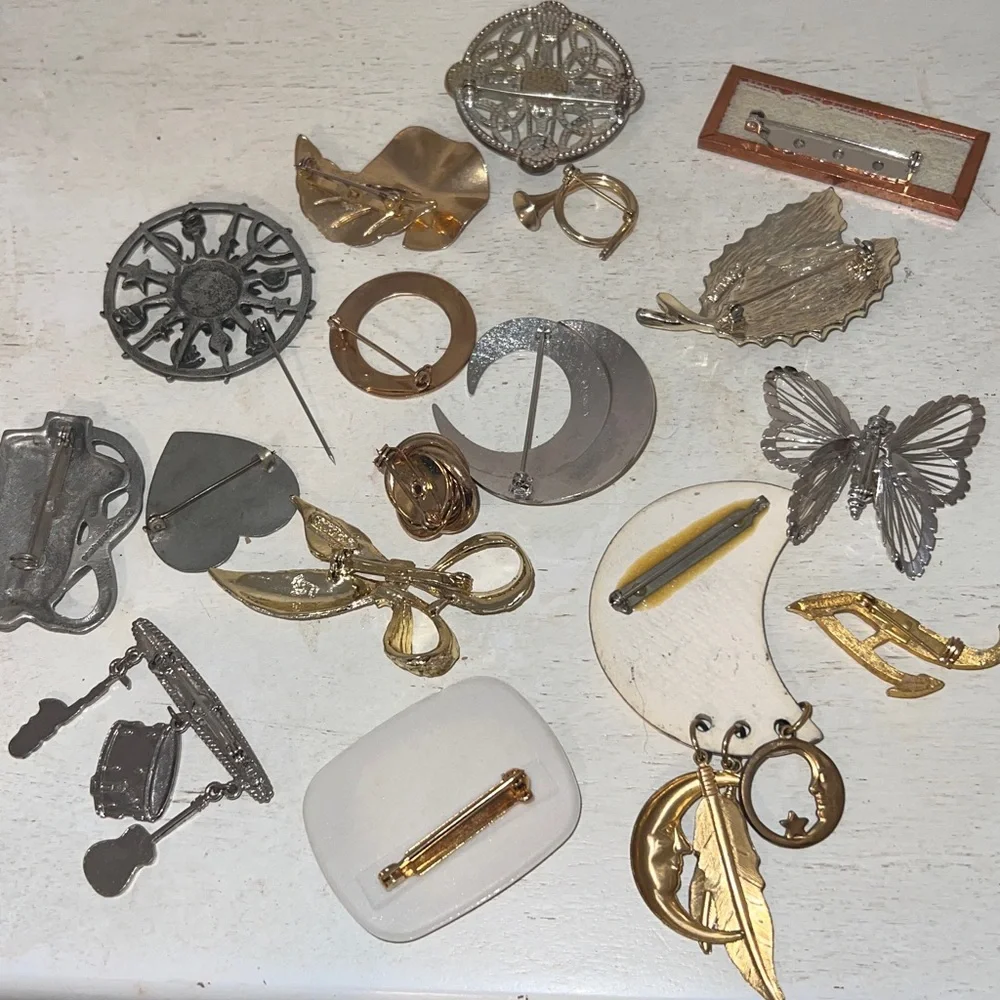 Lot Sarah Coventry & unmarked Vintage brooches